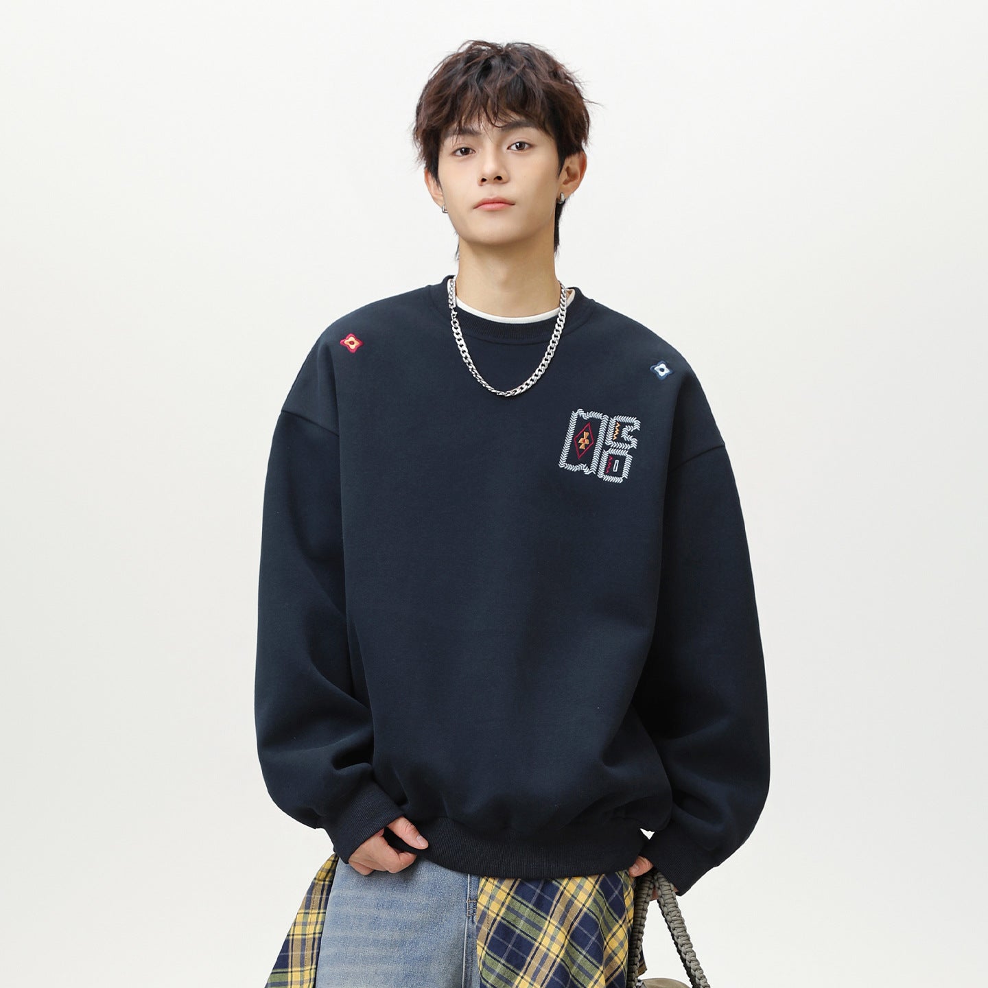 Embroidered loose silhouette round neck sweatshirt for men | MuddyStock Orioginals MuddyStock