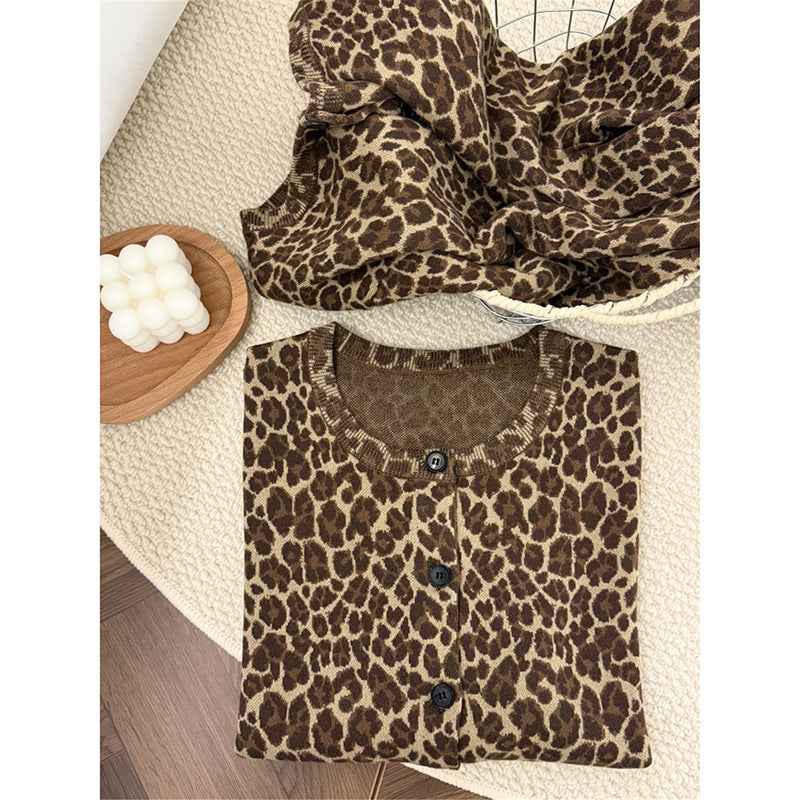 Leopard print round neck slim fit sweater top