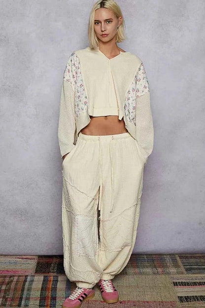 Floral Pattern Quilted Knit Cropped Top with Raw Edge Detail For Women Trendsi